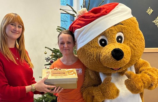 Vanessa Denke (IBYKUS AG) übergibt die gesammelten Spenden an bärenstark e.V.