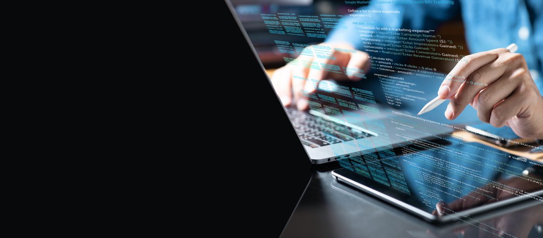 Im Vordergrund ein Laptop, dahinter Hände welche am laptop arbeiten, über dem Bild ist HTML-Code eingeblendet