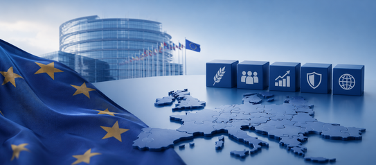 Symbolische Darstellung der europäischen Förderpolitik mit EU-Flagge, Europakarte und grafischen Symbolen für Landwirtschaft, Wirtschaft, Sicherheit und soziale Entwicklung vor einem modernen EU-Institutionsgebäude.