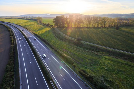 Ein Blick auf die Autobahn aus Vogelperspektive mit Gegenlich