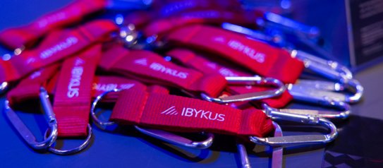 Schlüsselbänder mit IBYKUS-Aufschrift auf einem Event.