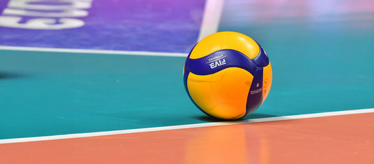 Ein Volleyball liegt auf einem Spielfeld am Boden