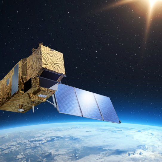 Ein Sentinel-2-Satellit im Weltall, der von der Sonne angestrahlt wird. 