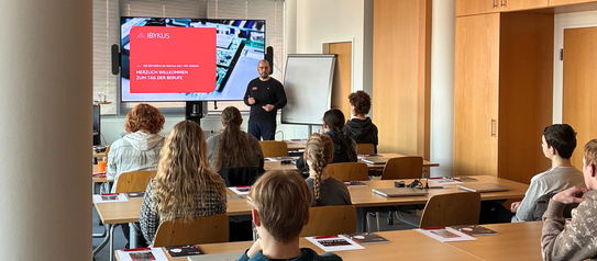 Mitarbeitende der IBYKUS zeigen interessierten Schüler:innen den Einstieg in die IT-Welt auf.