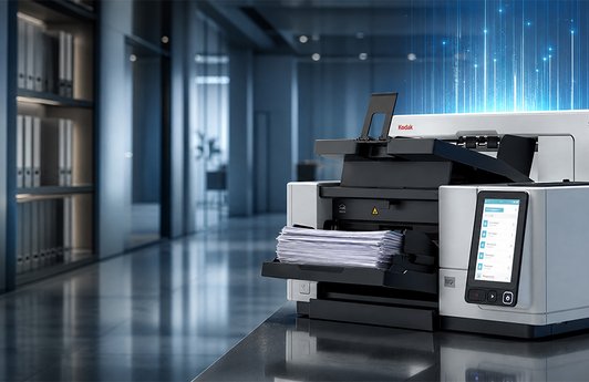 Professioneller Dokumentenscanner der Marke Kodak Alaris mit eingelegtem Papierstapel in einer modernen Büroumgebung. Blaue digitale Lichteffekte über dem Gerät symbolisieren automatisierte Dokumentenverarbeitung, Digitalisierung und effiziente Datenverarbeitung.