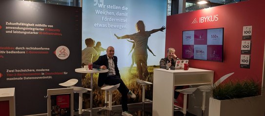 Zwei Mitarbeitende am IBYKUS-Stand auf dem Kongress "Digitaler Staat"